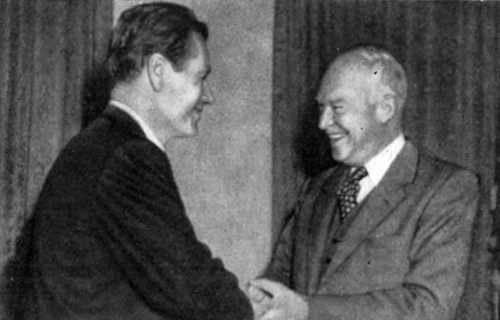 Д. Эйзенхауэр сообщает Нельсону Рокфеллеру о его-назначении помощником президента по делам «холодной войны».