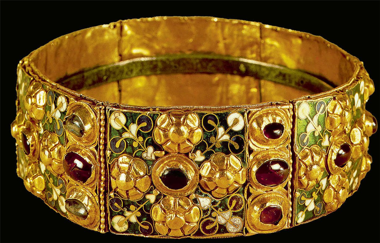 Железная корона лангобардских королей, древнейший царский венец Европы. Получила название благодаря металлическому ободу внутри. Отделана золотом и драгоценными камнями