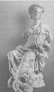 Рис. 72. Кибела, сидящая на скале. Терракота из Амиса. II в. до н.э.