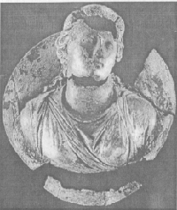 Рис. 124. Полуфигура женского божества (Афродиты-Анаит-Артемиды?). Медальон из Вани. Серебро